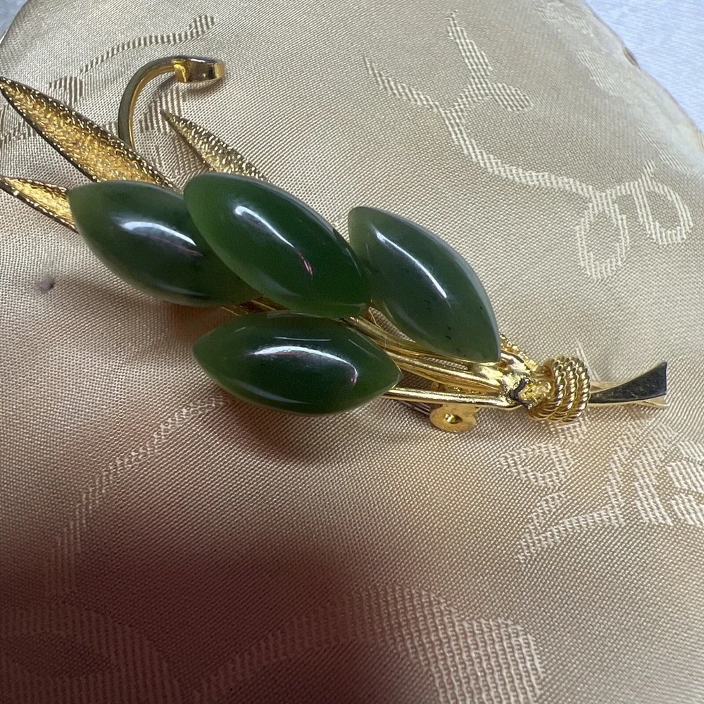 Vintage Gold Tone Jade Flower Brooch Floral Green Stone Pin Mid Century Style